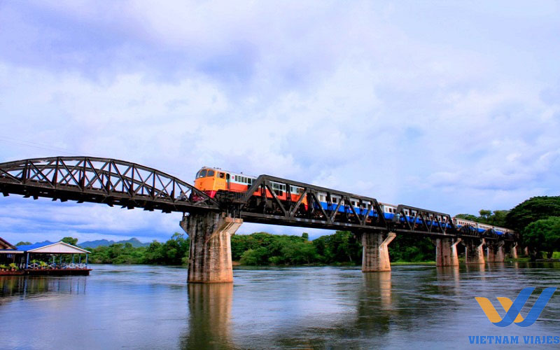 Trem da morte em Kanchanaburi, Tailândia