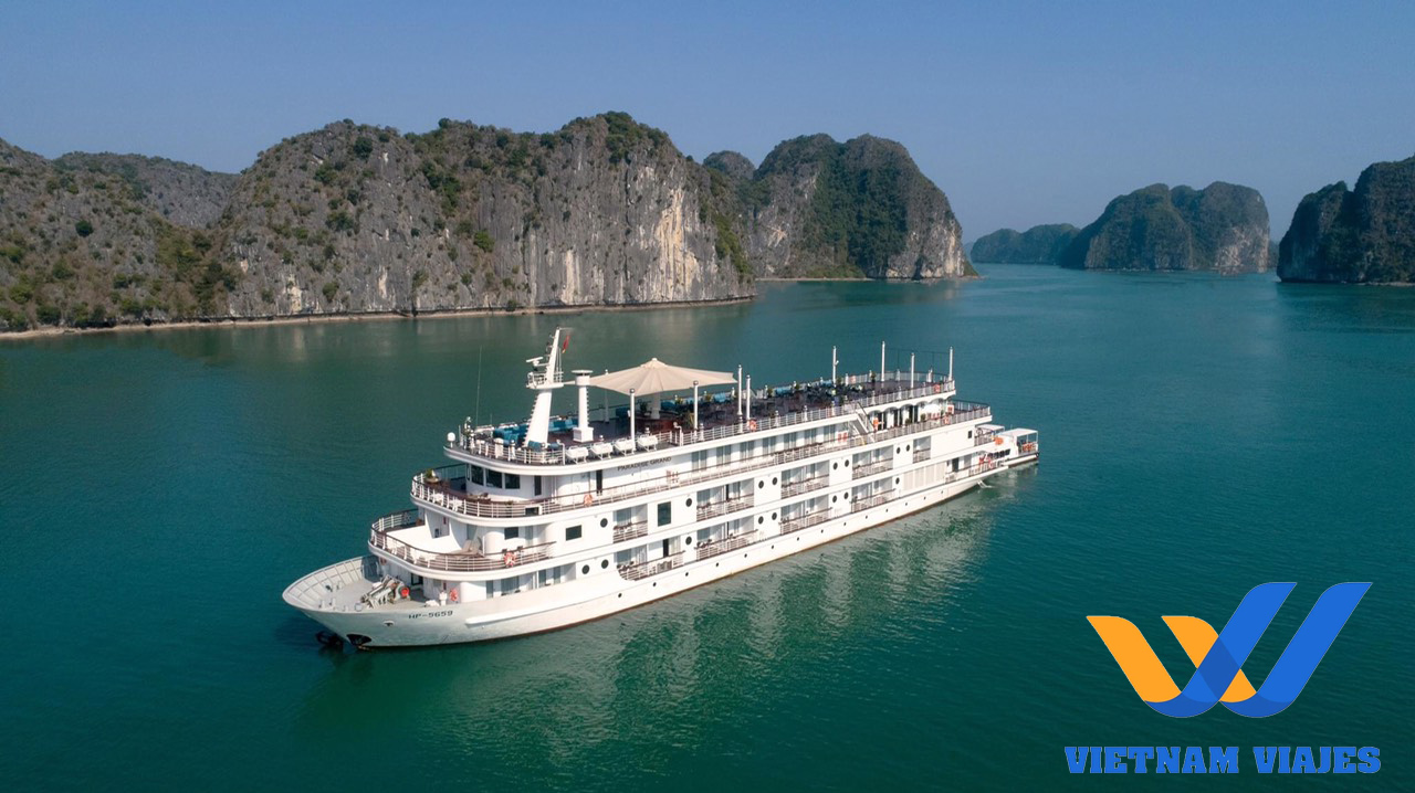 Crucero en la bahia Lan Ha